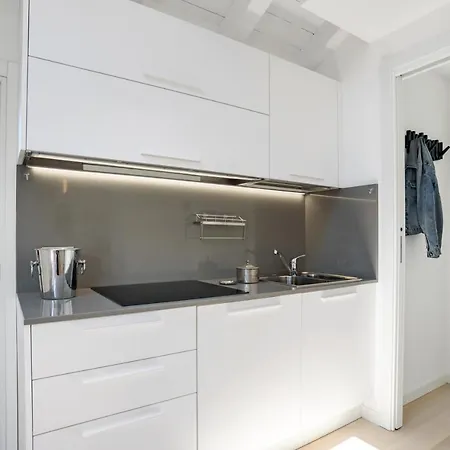 Lake View Flat With Parking & Shared Pool Appartamento *