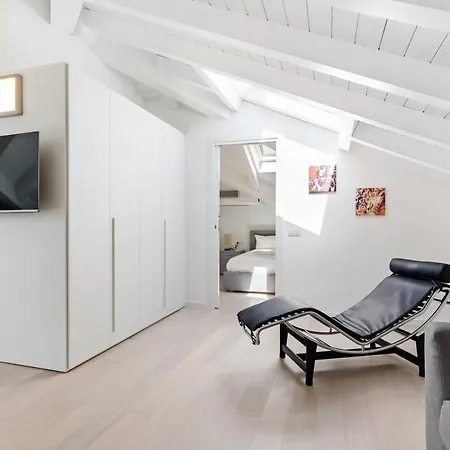 Appartamento Lake View Flat With Parking & Shared Pool